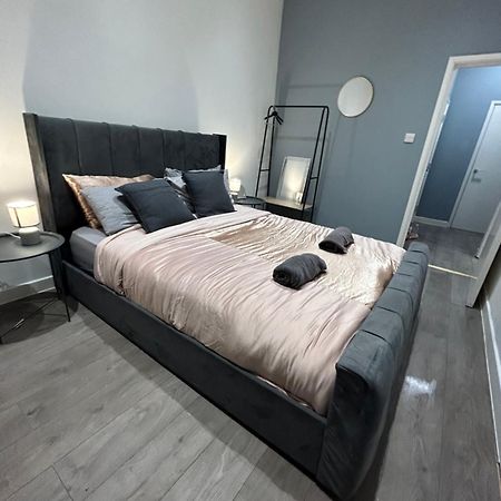 Central Locations 1 Bed Apartments Sleeps 4 London Bagian luar foto