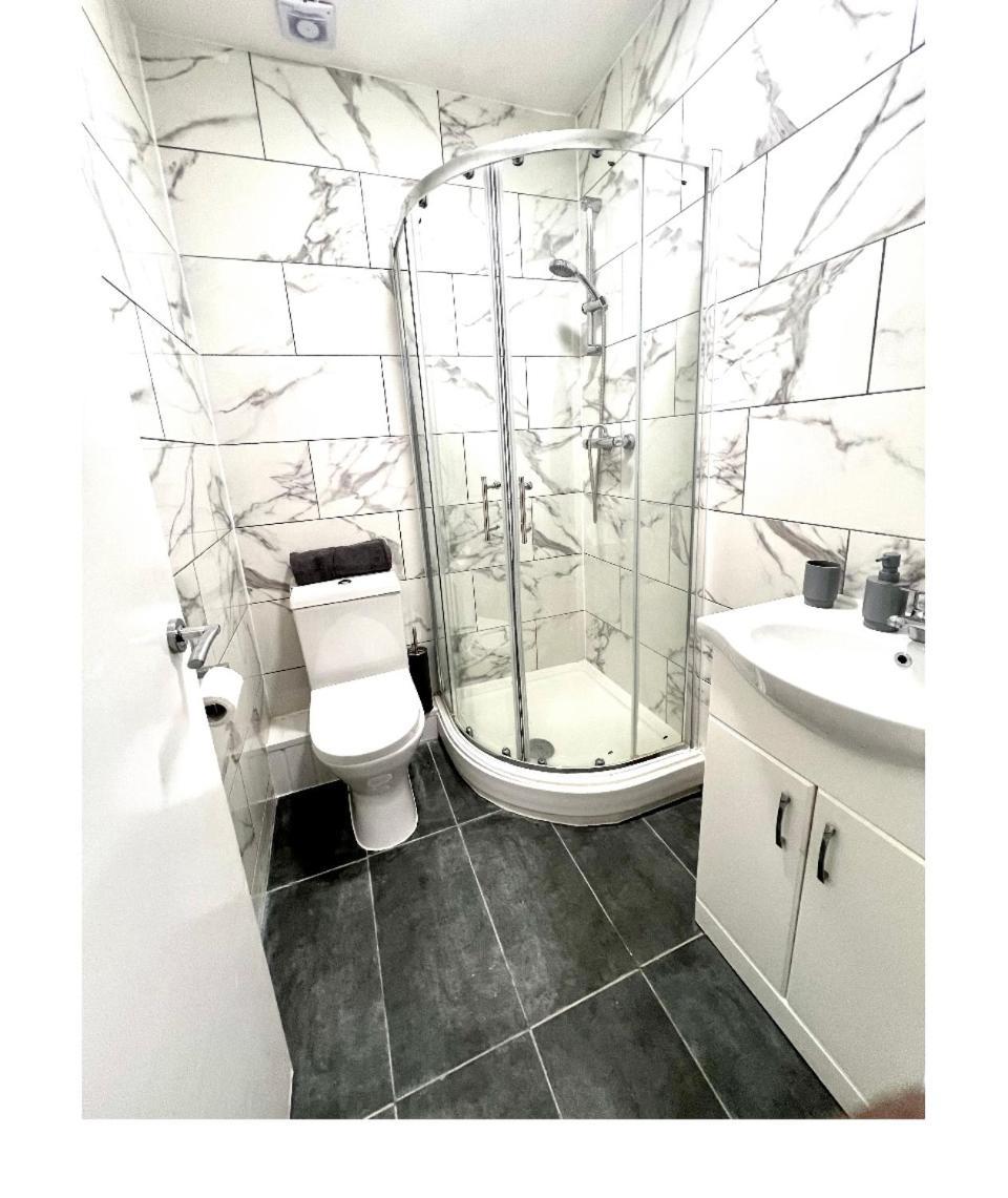 Central Locations 1 Bed Apartments Sleeps 4 London Bagian luar foto