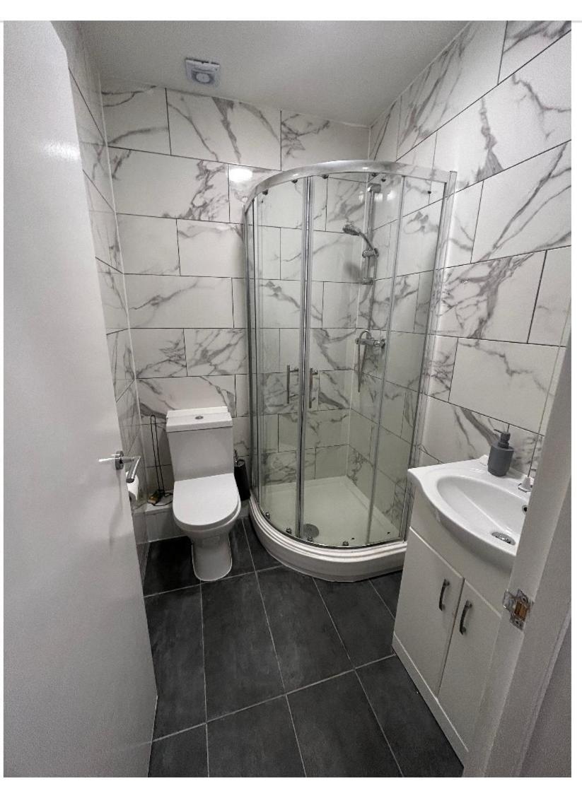 Central Locations 1 Bed Apartments Sleeps 4 London Bagian luar foto